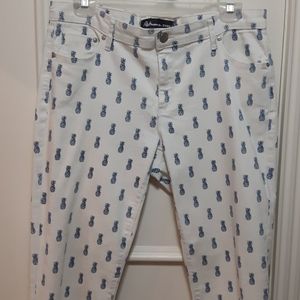 🛍 white jeans with blue pineapples